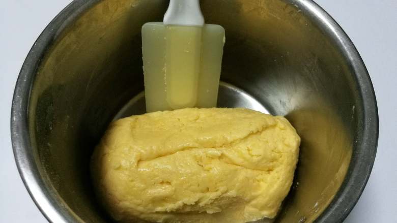 芝士饼干,将面粉和黄油混合成面团。