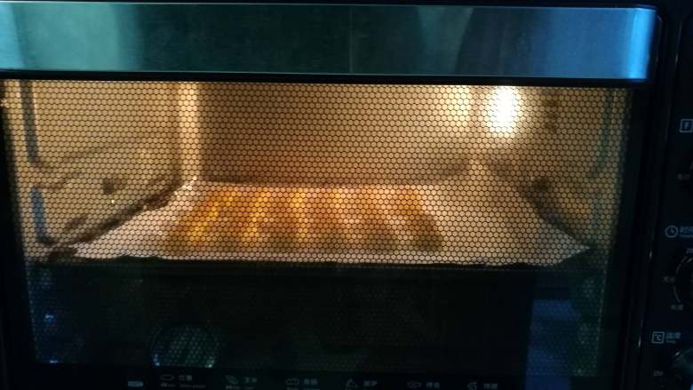 芝士饼干,放入预热好的烤箱175度烤20分钟左右。
