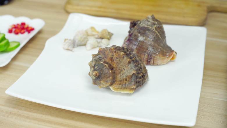 青瓜螺片,煮好的海螺取出放凉待用，挑出海螺肉再次冲洗干净，什么心肝脾肺肾咱都不要啦，只要纯净的肉肉。