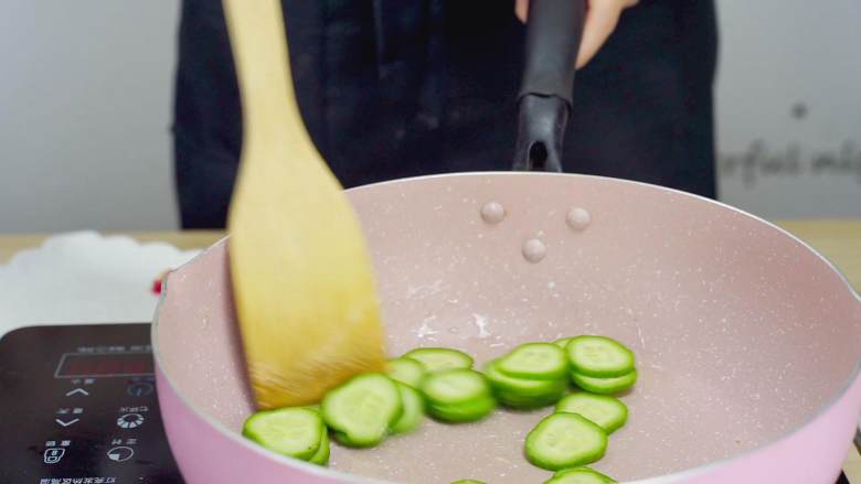 青瓜螺片,继续使用这个锅，不用洗留底油，放入黄瓜片炒至7层熟