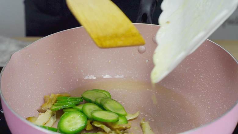 青瓜螺片,锅洗净，入少量油，把螺片和黄瓜一起放进锅里，翻炒至熟，加盐和糖调味