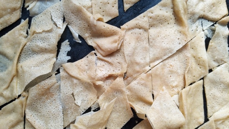 锅巴菜（嘎巴菜天津话）,直接买的煎饼（需要用绿豆小米面）皮切成菱形片。