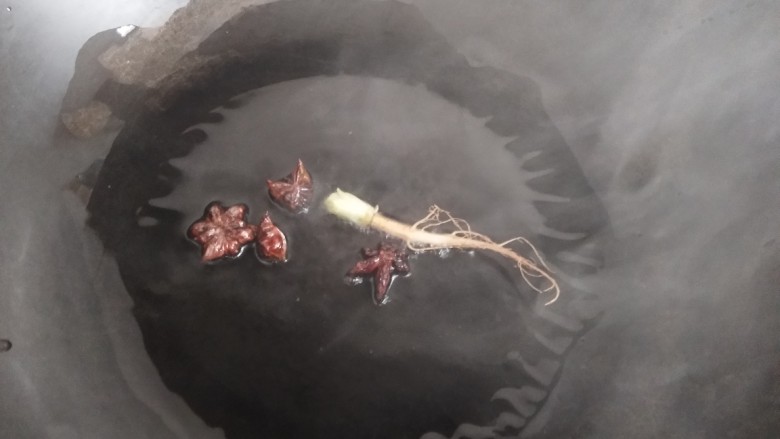 锅巴菜（嘎巴菜天津话）,放入八角和香菜根炝锅。