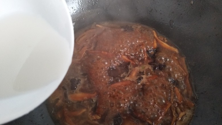 锅巴菜（嘎巴菜天津话）,放入卤子中开锅，备用。
