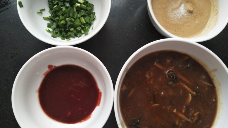 锅巴菜（嘎巴菜天津话）,红豆腐汁，卤子开锅盛出。