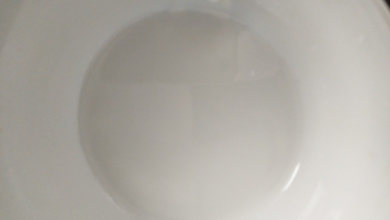 锅巴菜（嘎巴菜天津话）,淀粉用水搅拌均匀。