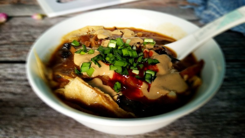 锅巴菜（嘎巴菜天津话）,放入韭菜（香菜）点缀。一碗天津独有的嘎巴菜就做好了。