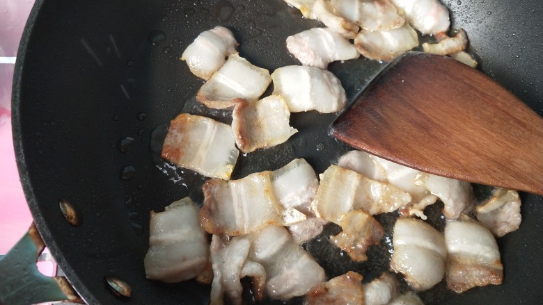 豆腐爱上肉&五花肉千叶豆腐,五花肉卷曲，煎出油，盛出备用。