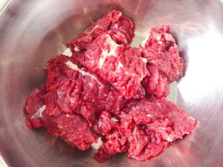 黑椒洋葱牛排,处理好的牛肉调味