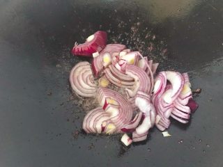 黑椒洋葱牛排,牛肉煎好后，盛起备用，余下的油炒洋葱。