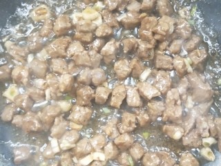 彩椒青豆牛肉粒,直至看见牛肉粒变色。