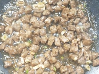 彩椒青豆牛肉粒,轻轻翻动一下牛肉粒，至完全变色。