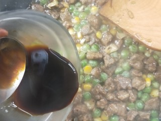 彩椒青豆牛肉粒,倒入前面准备好的调味汁。