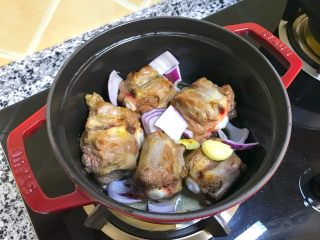 红烩牛尾骨—Staub珐琅铸铁锅,加入洋葱，还有煎牛尾的油