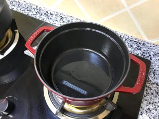 红烩牛尾骨—Staub珐琅铸铁锅,同时铸铁锅里刷油小火加热，待锅子热了就关火