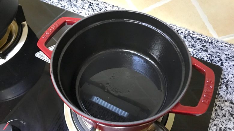 红烩牛尾骨—Staub珐琅铸铁锅,同时铸铁锅里刷油小火加热，待锅子热了就关火