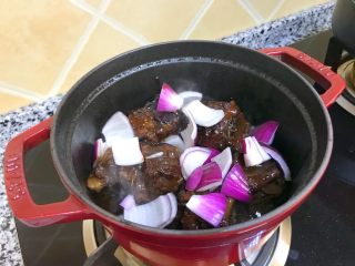 红烩牛尾骨—Staub珐琅铸铁锅,再加入新鲜的洋葱，盖盖子焖三分钟