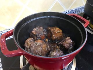 红烩牛尾骨—Staub珐琅铸铁锅,一个小时后肉已酥烂，汤汁也浓稠了