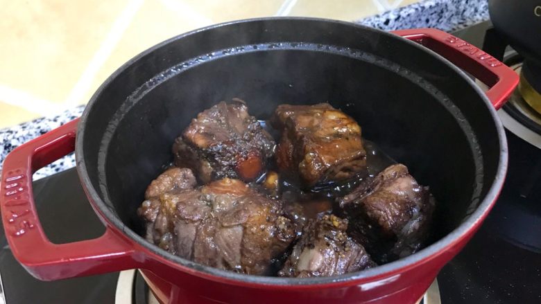 红烩牛尾骨—Staub珐琅铸铁锅,一个小时后肉已酥烂，汤汁也浓稠了