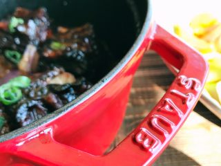 红烩牛尾骨—Staub珐琅铸铁锅,美食配美器