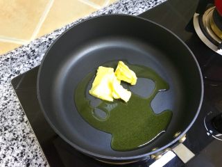 红烩牛尾骨—Staub珐琅铸铁锅,锅里放橄榄油和黄油块