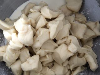 杏仁奶油排包,加入剪碎的中种面团，开始揉面