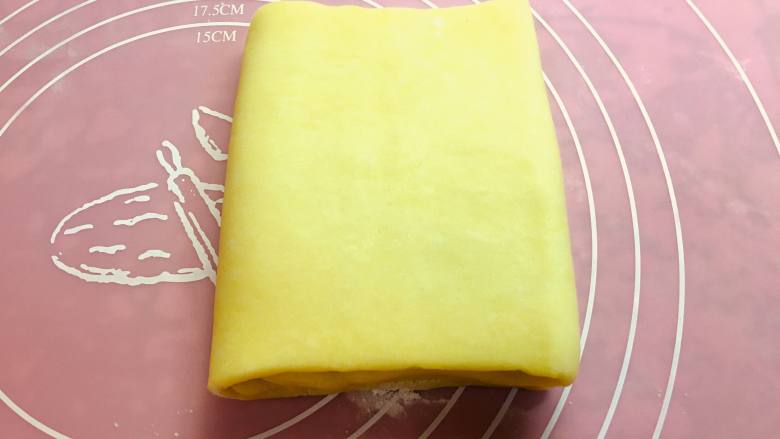 法式土豆派,11、	再沿着中心线对折。完成第二次折叠，包裹保鲜膜放入冰箱冷藏1个小时