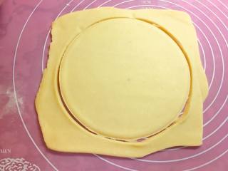 法式土豆派,15、	取出冷藏好的面片，擀开，取两个圆形，一个大圆和一个小圆。用慕斯圈或者盘子都可以。