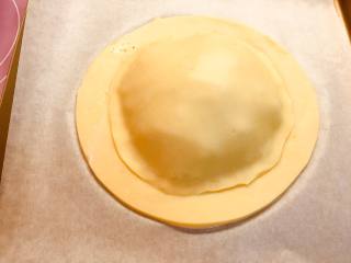 法式土豆派,17、	取小圆形覆盖住馅料，压紧边缘。形成一个草帽形状。