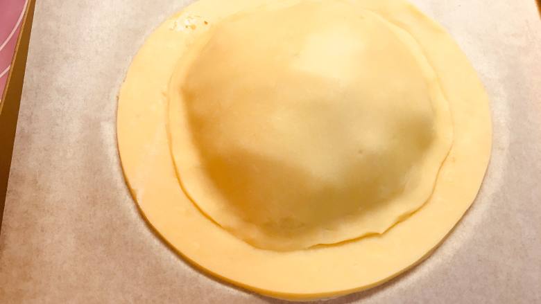法式土豆派,17、	取小圆形覆盖住馅料，压紧边缘。形成一个草帽形状。