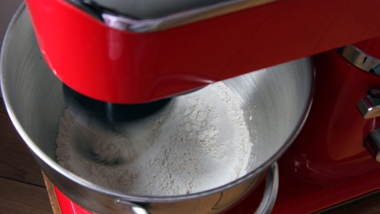 乡村面包+无油无糖版,启动厨师机搅拌。