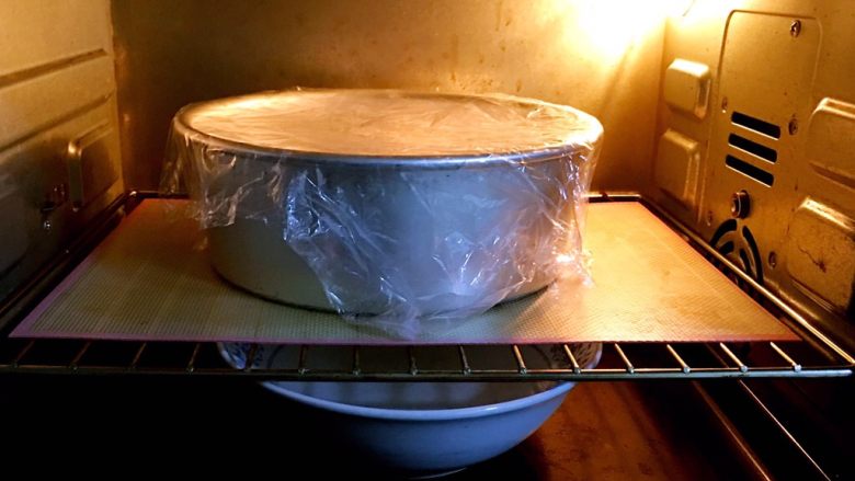 乡村面包+无油无糖版,模具送入烤箱发酵60分钟，底部放一碗热水帮助加热，30分钟换一碗热水。