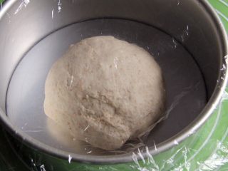 乡村面包+无油无糖版,盖上保鲜膜。