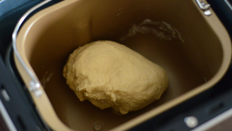 扁桃仁餐包,搅拌至无干粉状态后再放软化的黄油，继续搅拌