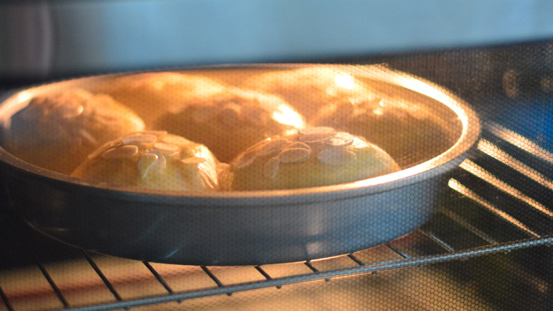 扁桃仁餐包,入烤箱，上下火170度，烤15分钟左右