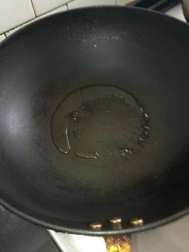 菜谱#红烧鳄鱼肉#(创建于25/2~2018),起锅注少许油。