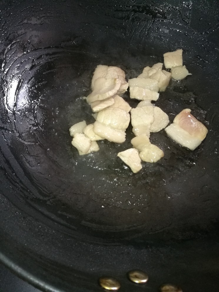 菜谱#红烧鳄鱼肉#(创建于25/2~2018),用小火煸炒五花肉出油，并炒香。