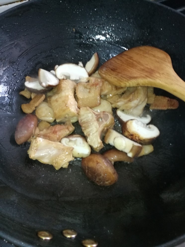 菜谱#红烧鳄鱼肉#(创建于25/2~2018),放入香菇继续煸炒，要煸香。