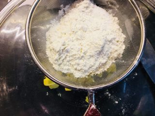 法式土豆派,2、	将低粉和高粉筛入黄油中，加入盐和糖。