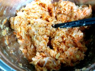 胡萝卜鲜肉饺,生姜切小粒，用开水泡一会儿，取生姜汁儿 盐一起拌均匀