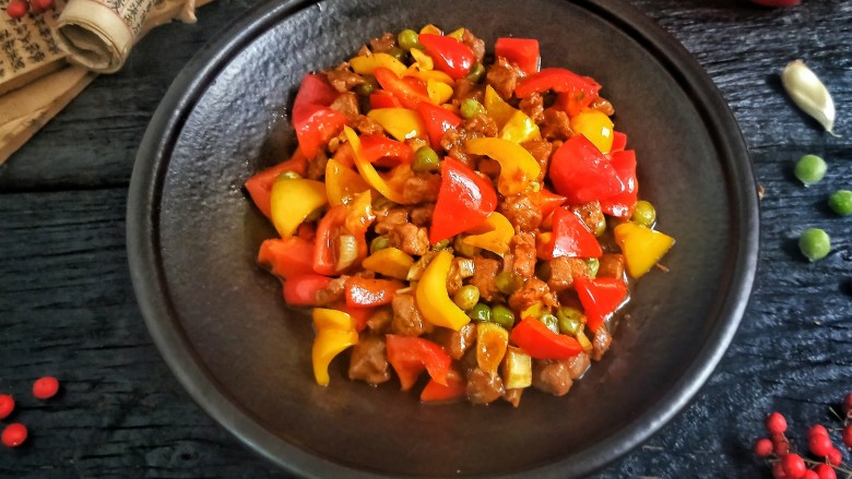彩椒青豆牛肉粒,翻炒均匀，即可盛盘。