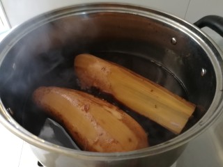 招牌美食之三&桂花红糖煮莲藕,把融化好的桂花黑糖和红糖液放进锅里烧开后，放进糯米莲藕开始煮。