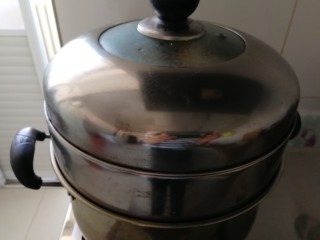 招牌美食之三&桂花红糖煮莲藕,盖锅盖开始蒸。开锅后可以关小点火。
