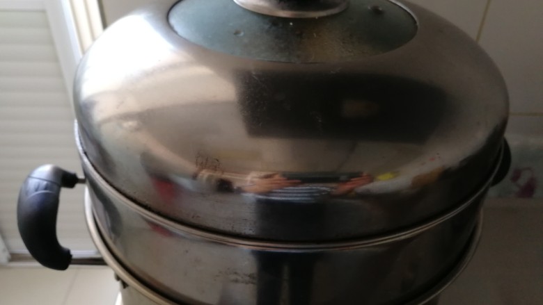 招牌美食之三&桂花红糖煮莲藕,盖锅盖开始蒸。开锅后可以关小点火。