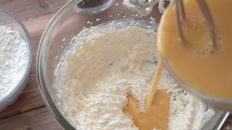无花果咖啡磅蛋糕,打散的蛋液分4次加入黄油，每次加入后都打发1分钟，等蛋液完全被黄油吸收后再加入下一次