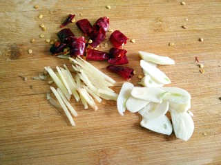 蒜苗炒香干,姜切丝，蒜去蒂切片，干辣椒洗净切小段备用。