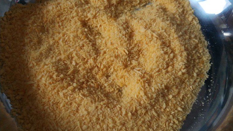 黄金鸡柳（两种做法）,黄面包糠倒入小盘子里