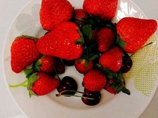 草莓雪人生日蛋糕,准备好水果