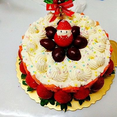 草莓雪人生日蛋糕,先抹面，再裱花，最后装饰