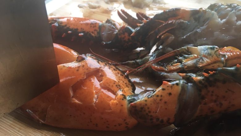 蒜蓉波士顿龙虾,如图，虾钳里面的肉味道咸鲜，可以用来煲粥